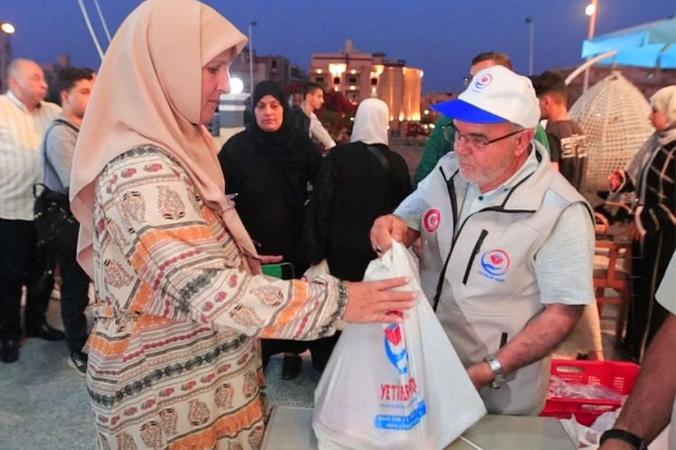وەقفی یەتیمەکان لە میسڕ گۆشتی قوربانی بە سەر خانەوادەکانی غەززەیی دابەش دەکات