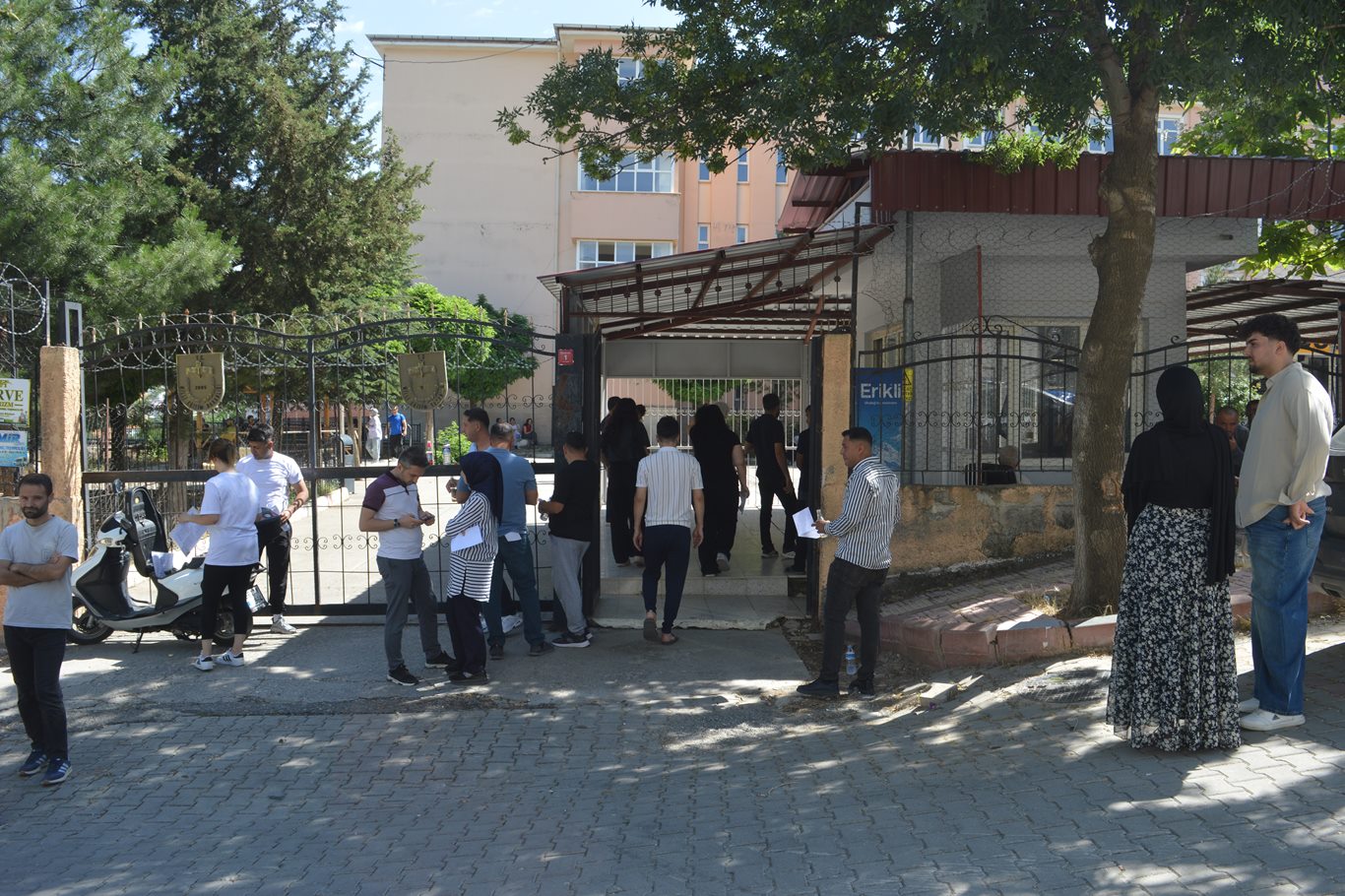 YKS'de değişmeyen görüntü: Siirt'te bazı adaylar sınav kapısına son dakikada geldi