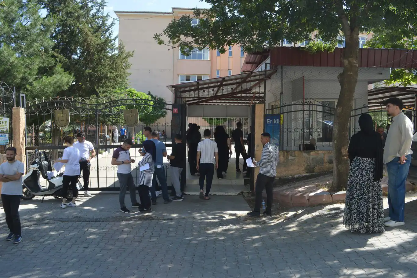 YKS'de değişmeyen görüntü: Siirt'te bazı adaylar sınav kapısına son dakikada geldi