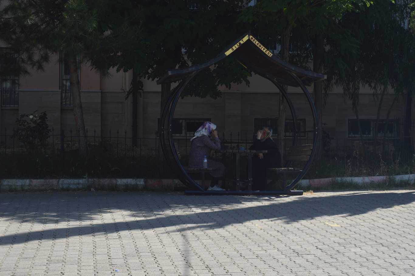 YKS'de değişmeyen görüntü: Siirt'te bazı adaylar sınav kapısına son dakikada geldi