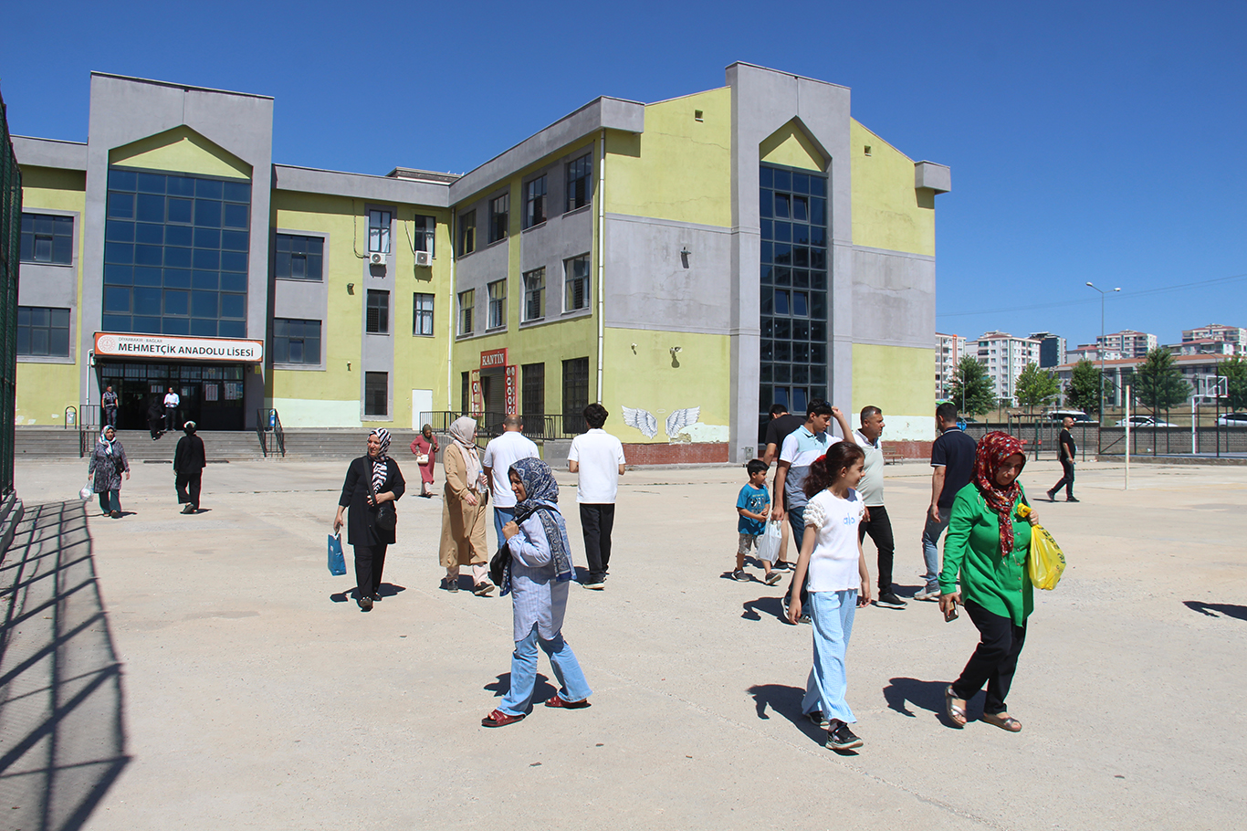 Diyarbakır’da YKS heyecanı: Bazı adaylar son dakikada sınava yetişti