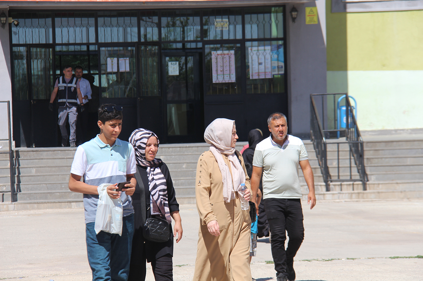 Diyarbakır’da YKS heyecanı: Bazı adaylar son dakikada sınava yetişti
