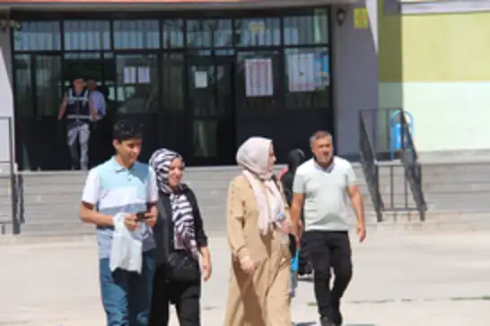 TYT sona erdi: Aileler okul önlerinde dua ederek bekledi