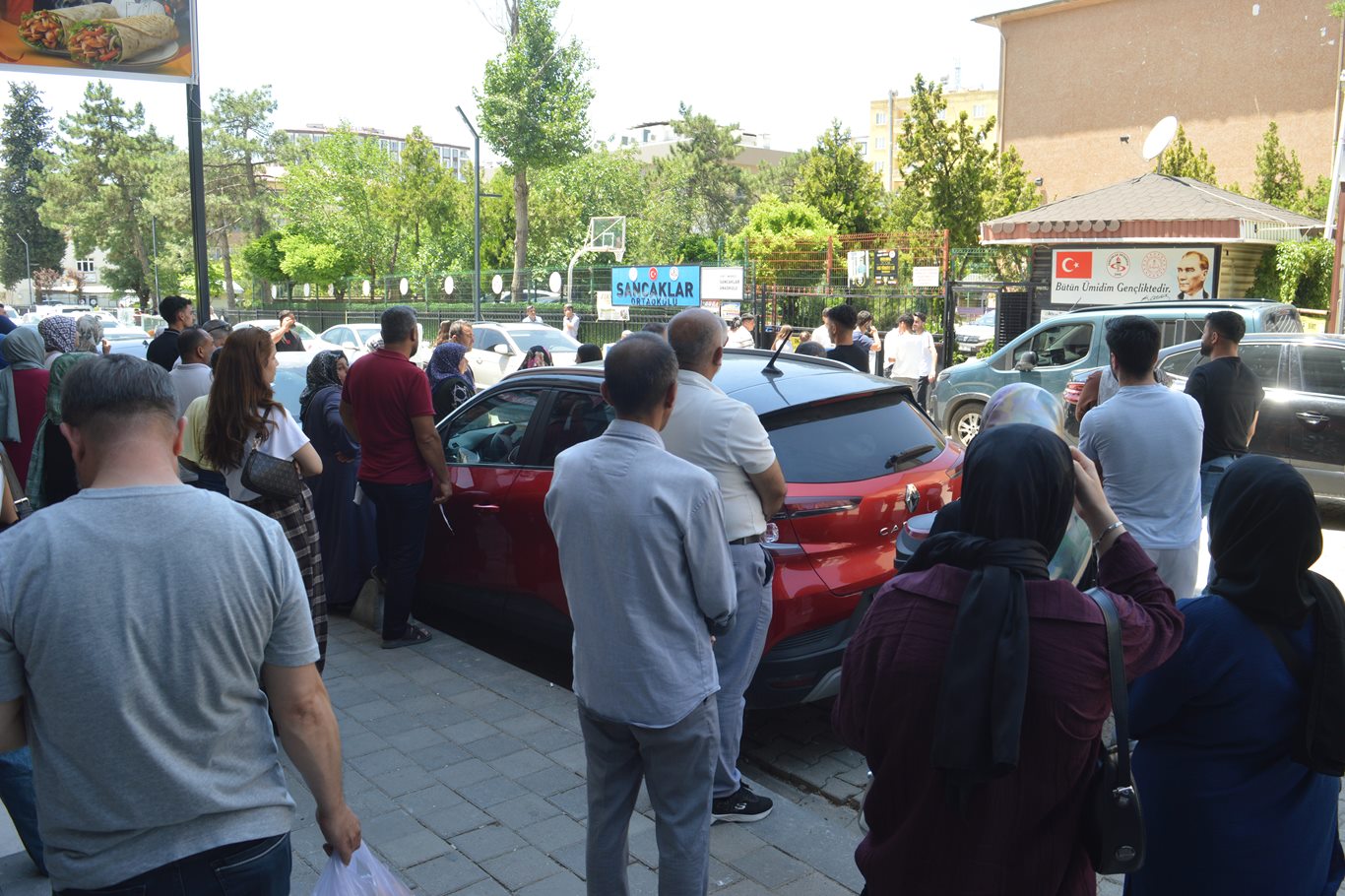 YKS’nin ilk oturumu tamamlandı: Siirt’te öğrenciler sınavı değerlendirdi