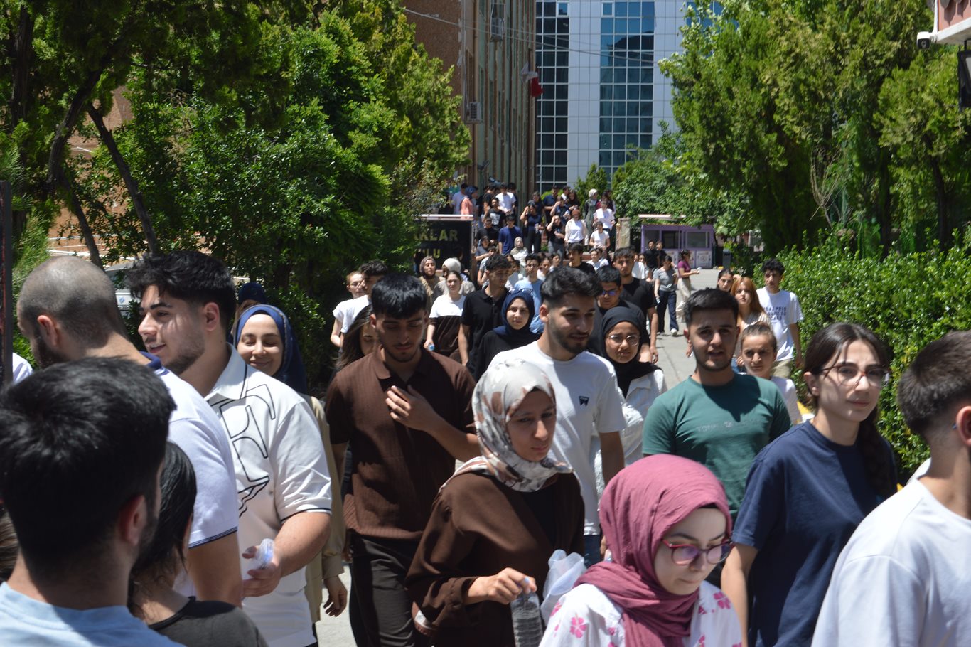 YKS’nin ilk oturumu tamamlandı: Siirt’te öğrenciler sınavı değerlendirdi