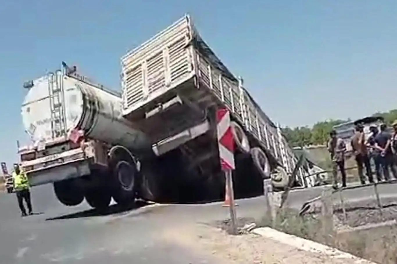 Akçakale yolunda tır ve tanker sulama kanalına devrildi