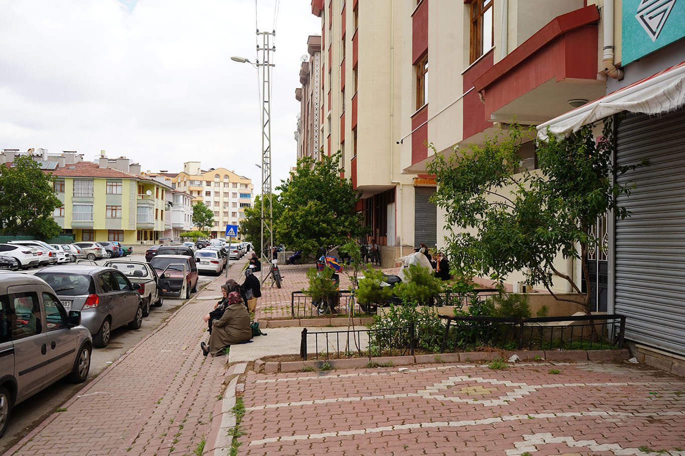 Sınav salonunda öğrenciler, kapıda aileler ter döktü