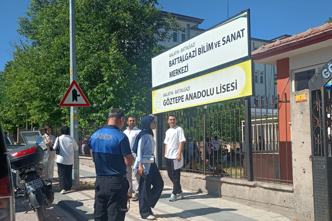 Sınava dakikalar kala yanlış okula gittiğini fark etti, zabıta ekipleri devreye girdi