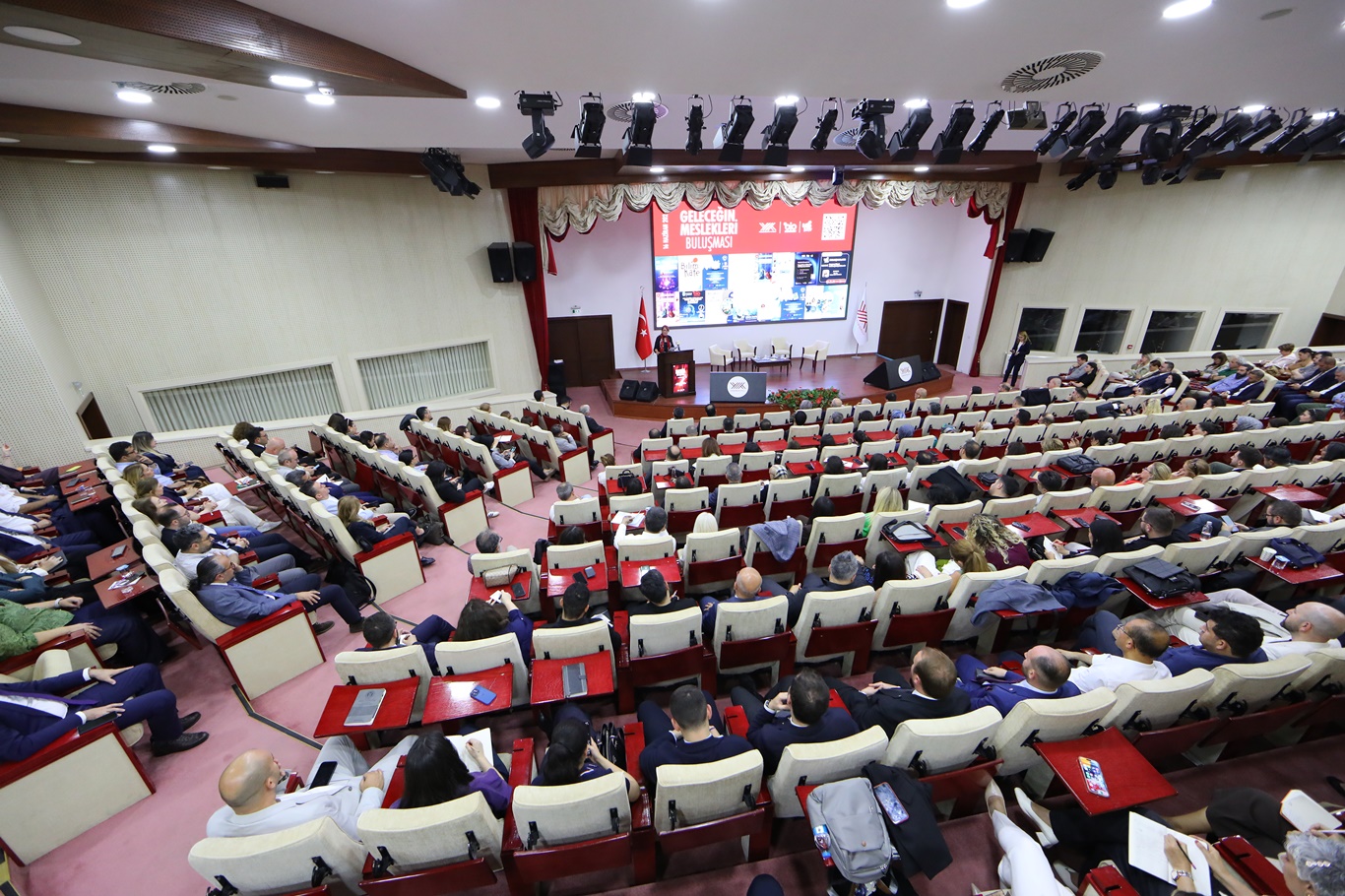 Yükseköğretim Kurulu ve üniversiteler “Geleceğin Meslekleri” için sahaya iniyor 