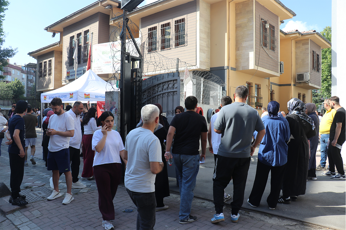 YKS'de ikinci oturumu heyecanı: Adaylar ilk oturumdaki soruları değerlendirdi