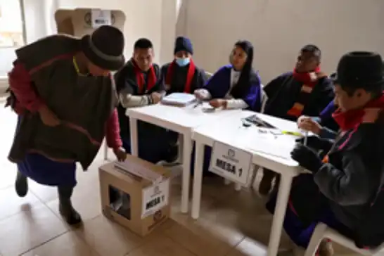 Colombians head to polls in high-stakes presidential runoff amid security fears
