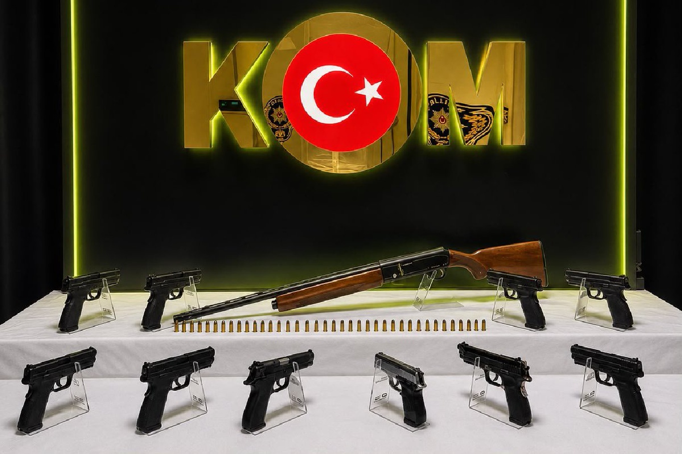 Denizli'de ruhsatsız silah operasyonunda 3 zanlı tutuklandı