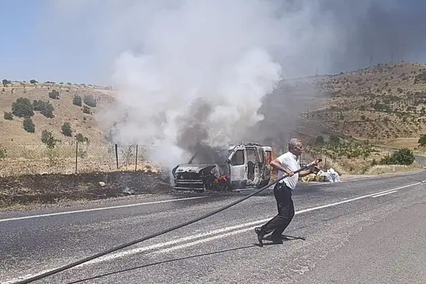 Siirt'te seyir halindeki araç alevlere teslim oldu