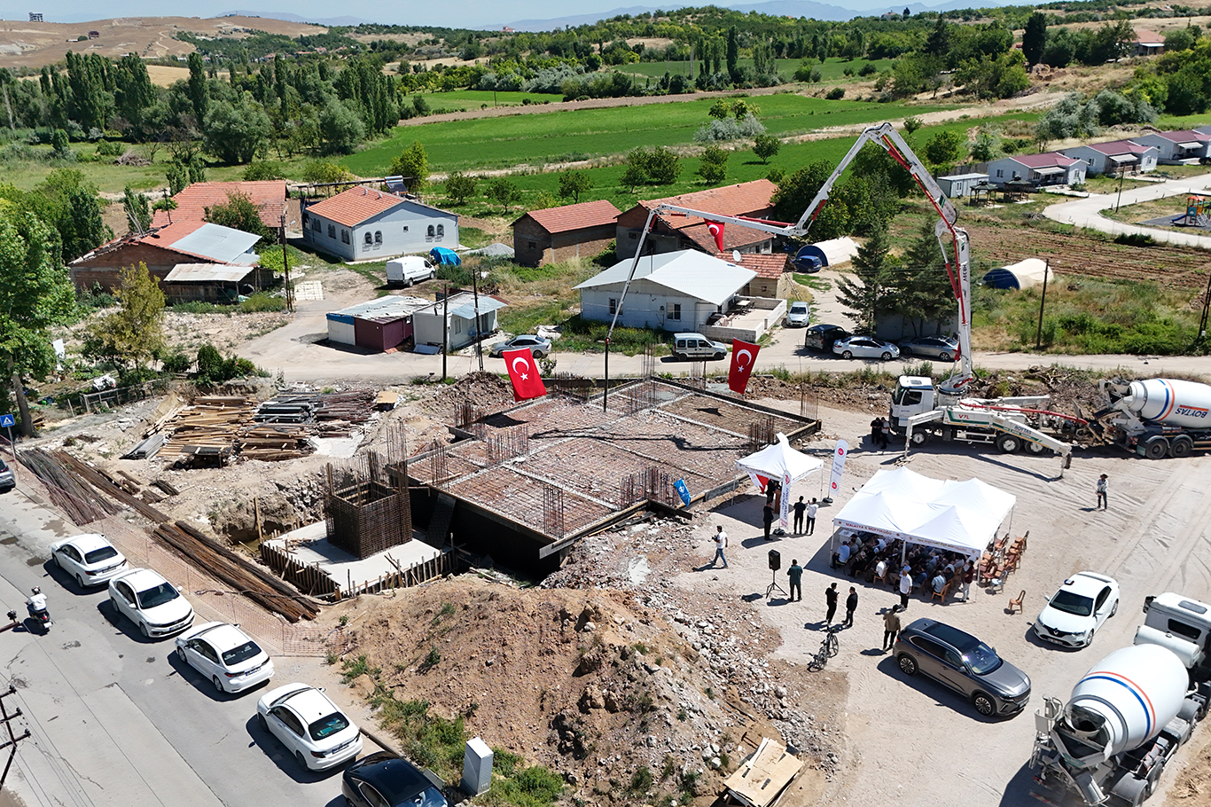 Caminin temel atma törenine müdahale eden Belediye Başkanı Er: Bu şekilde beton atılmaz
