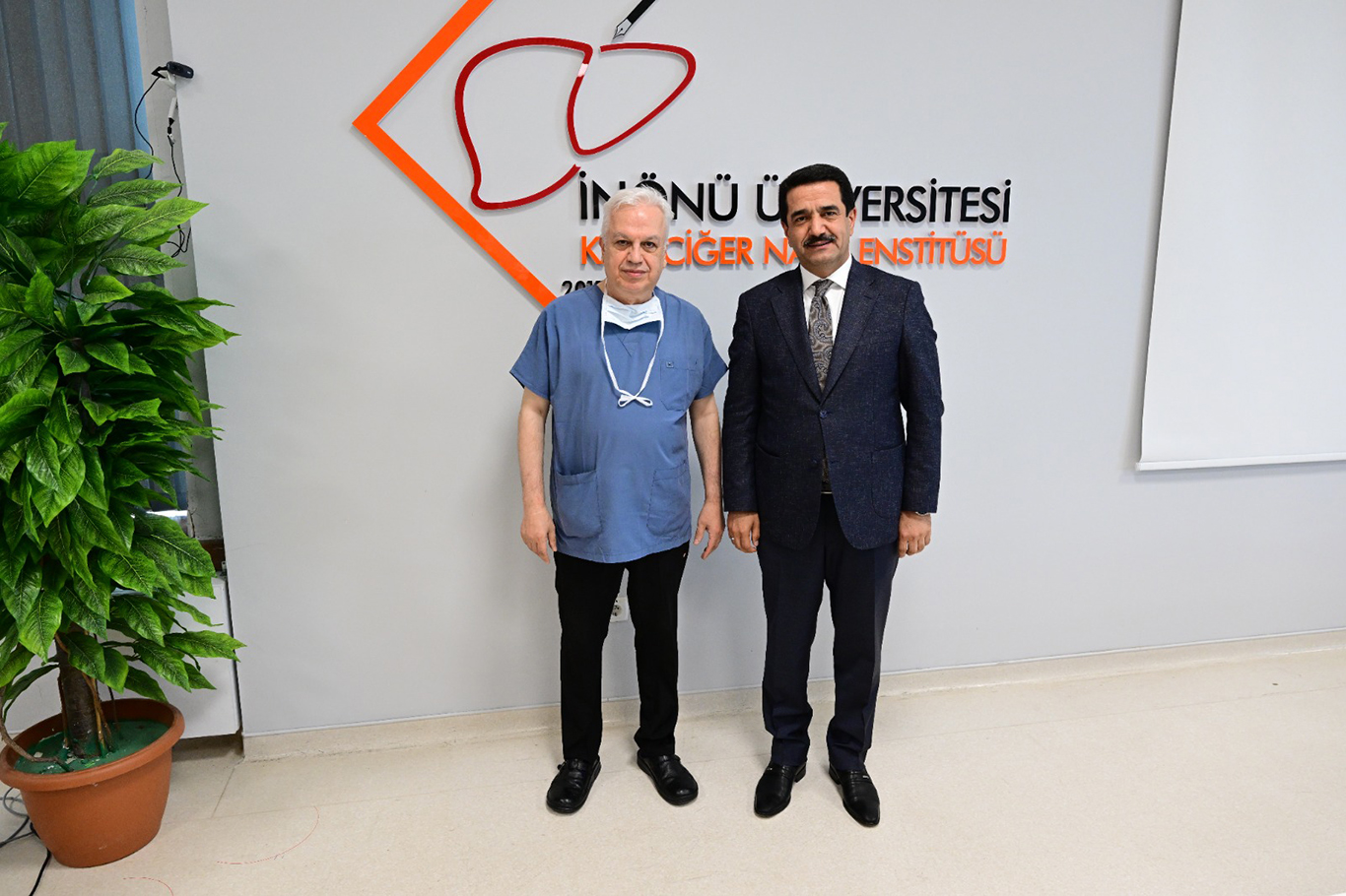Dünyanın ilk sekizli çapraz karaciğer nakli operasyonuna imza atan ekibe anlamlı ziyaret