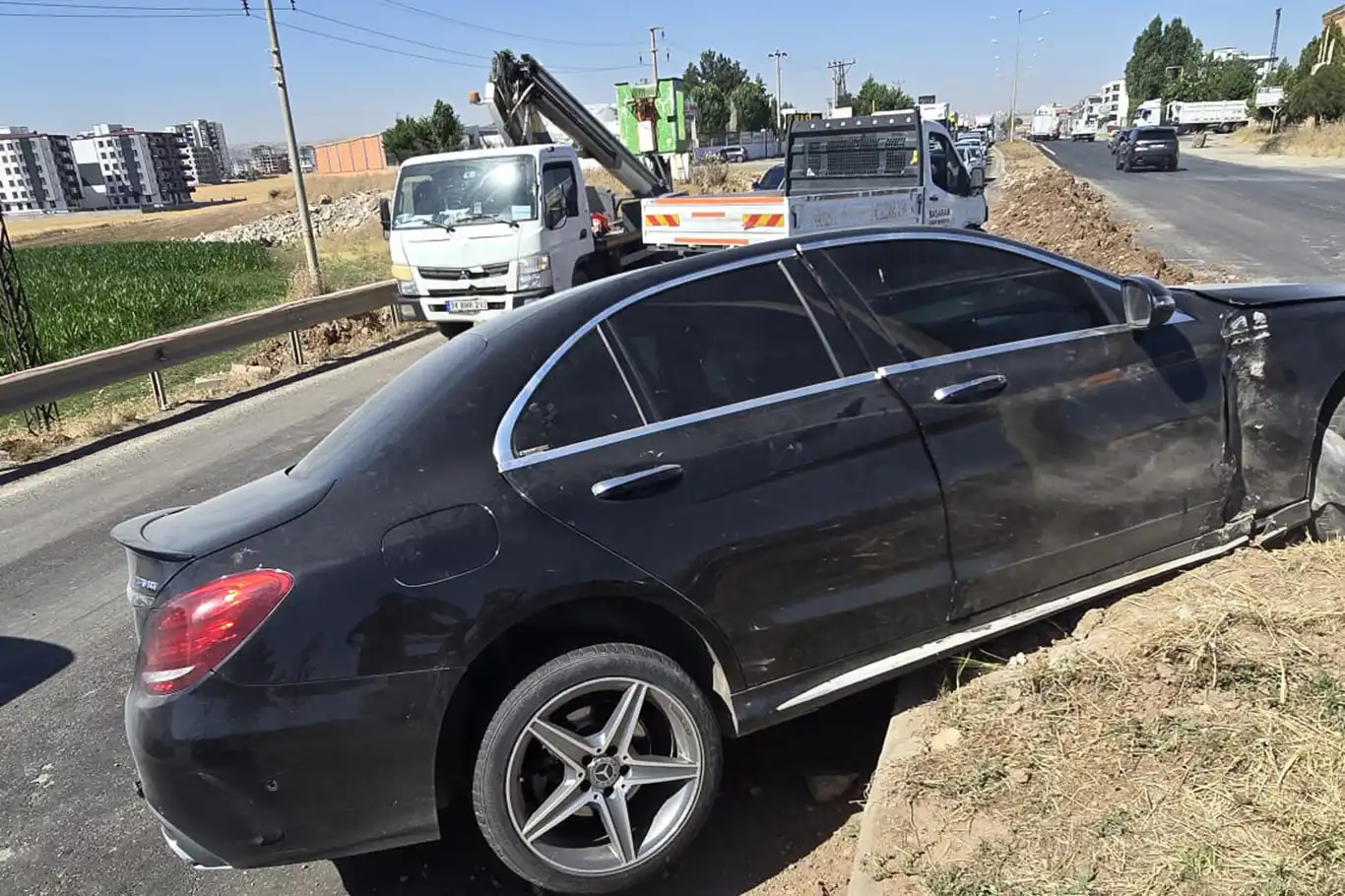 Batman'da otomobil ile açık kasa minibüs çarpıştı