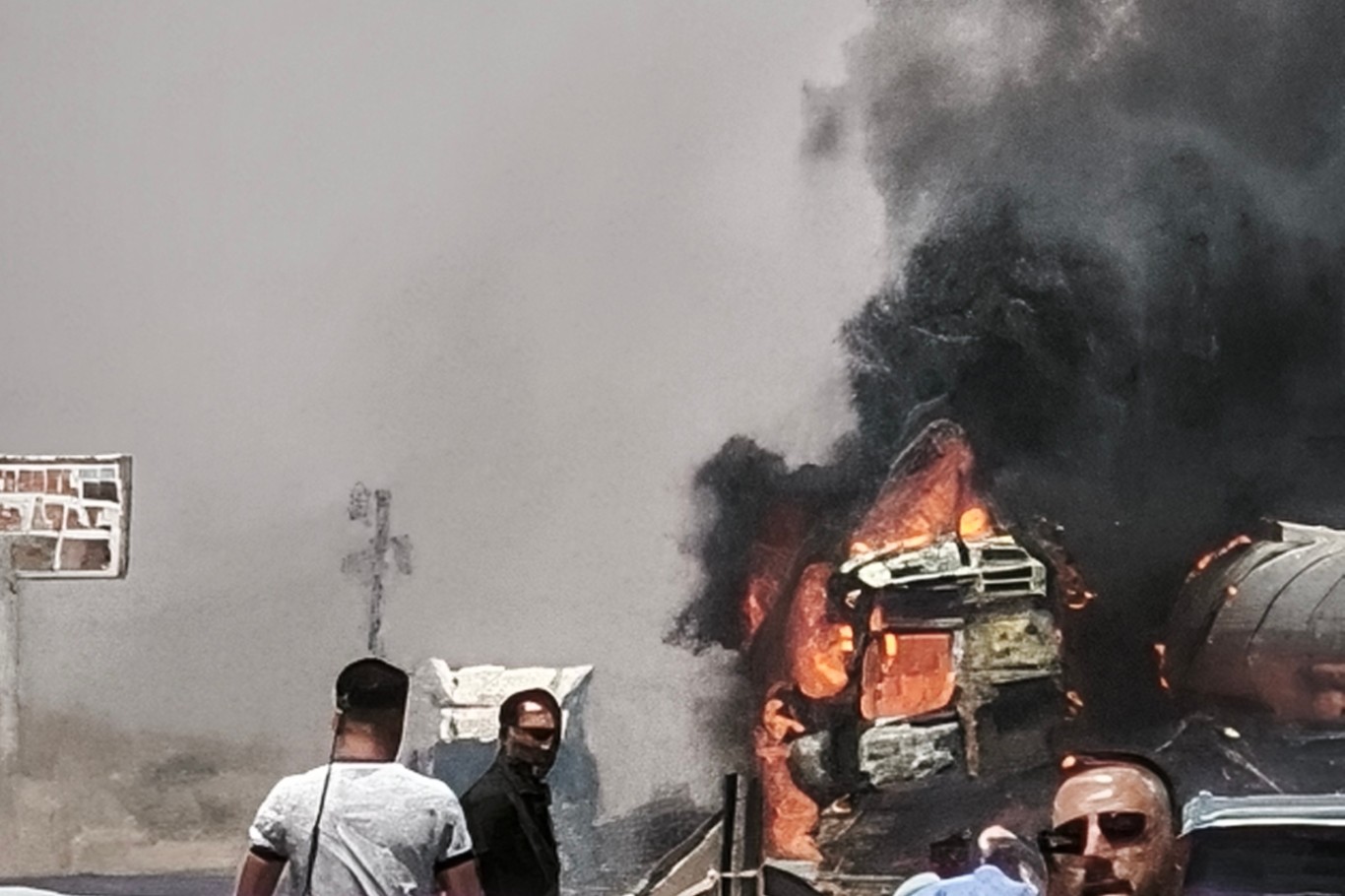Mardin'de bariyerlere çarpan tırın kabini alev aldı
