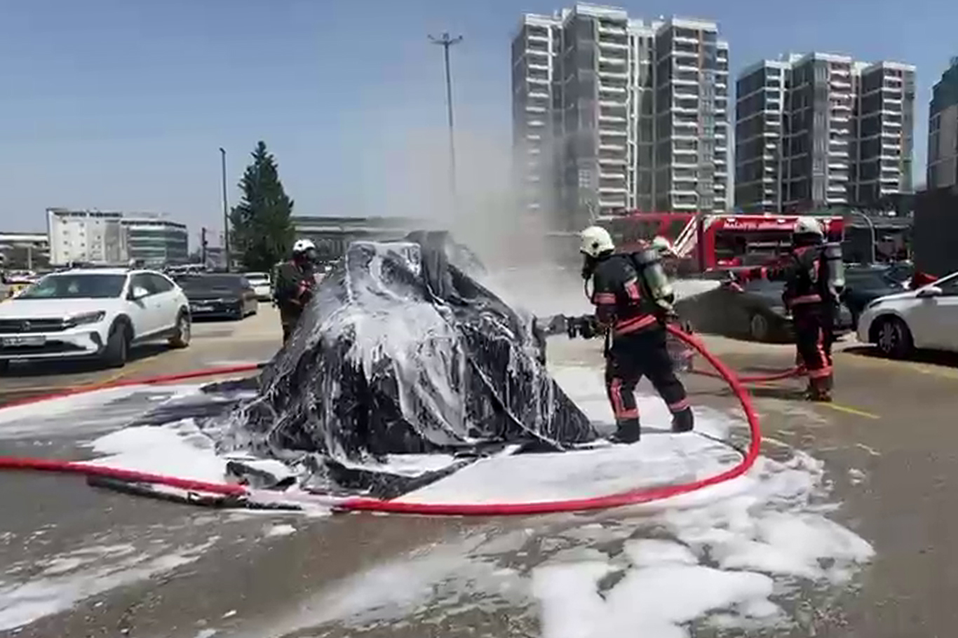 Otoparkta LPG'li araç alev aldı: Facianın eşiğinden dönüldü