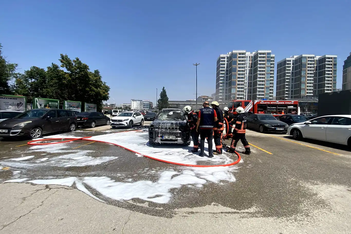Otoparkta LPG'li araç alev aldı: Facianın eşiğinden dönüldü