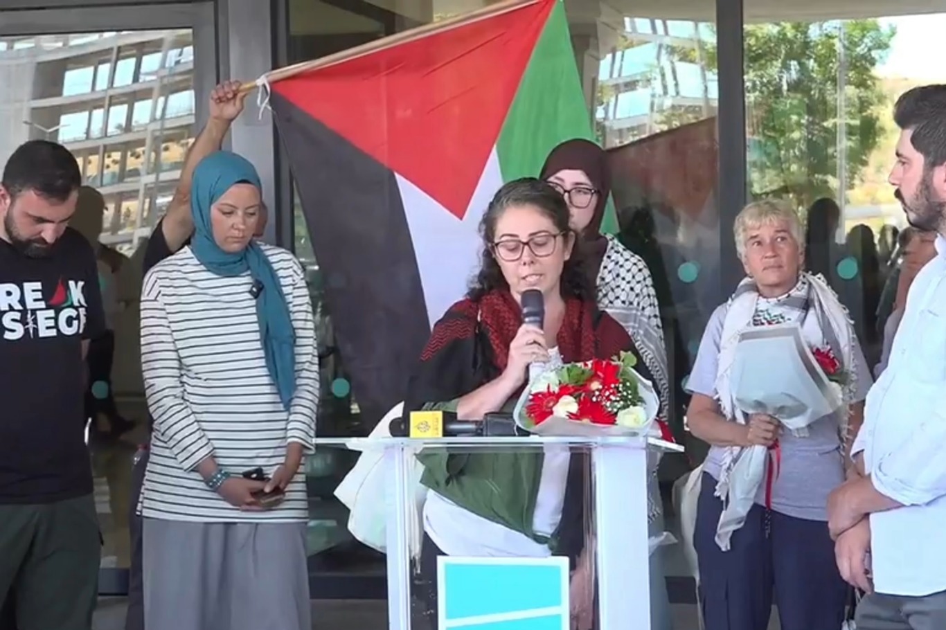 نشطاء "قافلة الصمود" يجددون من إسطنبول دعواتهم لكسر حصار غزة بعد الإفراج عنهم في ليبيا