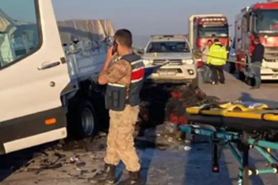 Erzurum'da feci kaza: Kamyonete çarpan otomobilde 3 kişi hayatını kaybetti