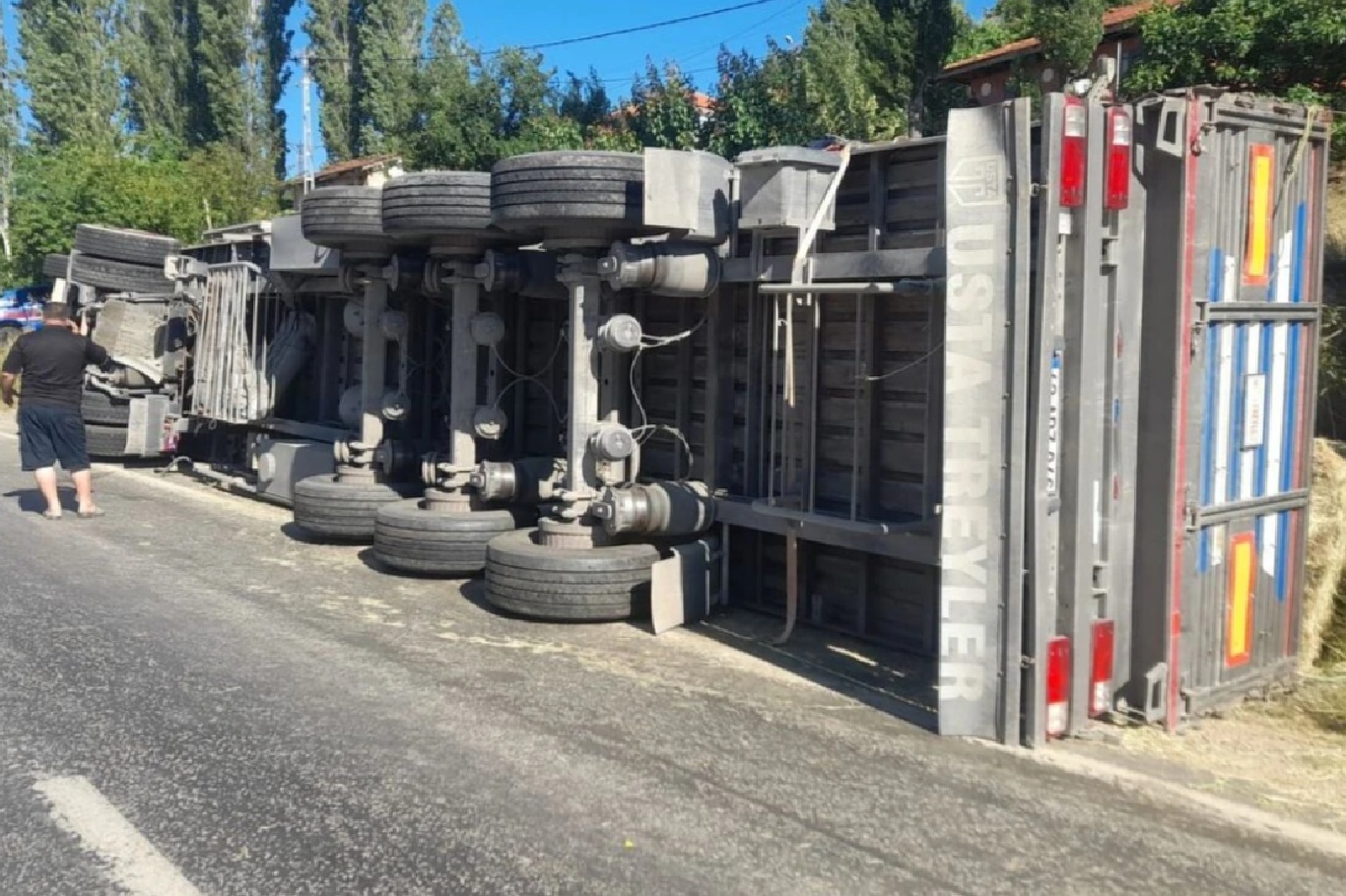 İzmir'de tır ile otomobil çarpıştı: Bir yaralı