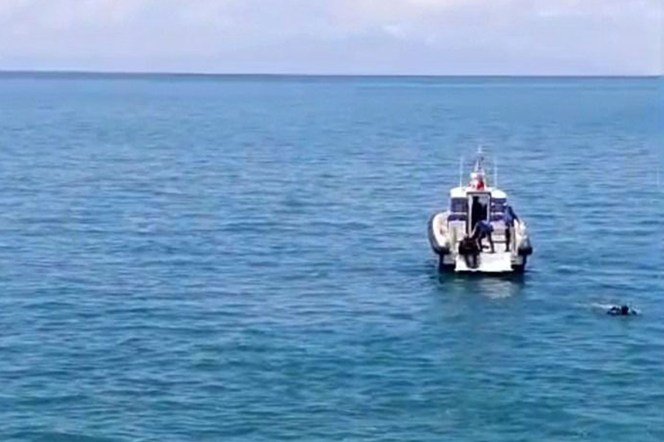 Kontrolden çıkan araç Van Gölü’ne uçtu: Sürücü yaralandı