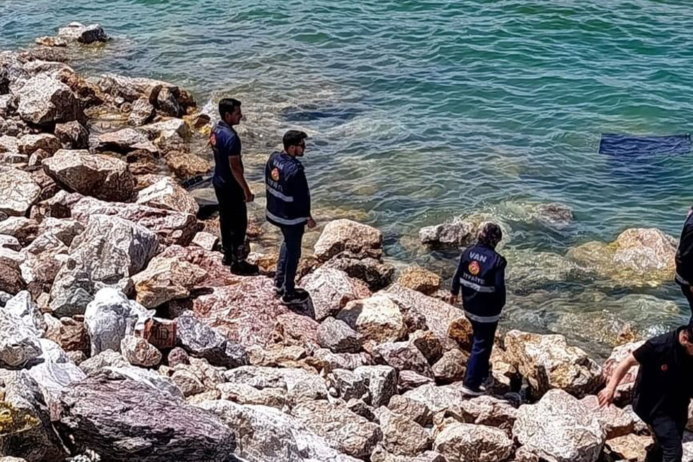 Kontrolden çıkan araç Van Gölü’ne uçtu!