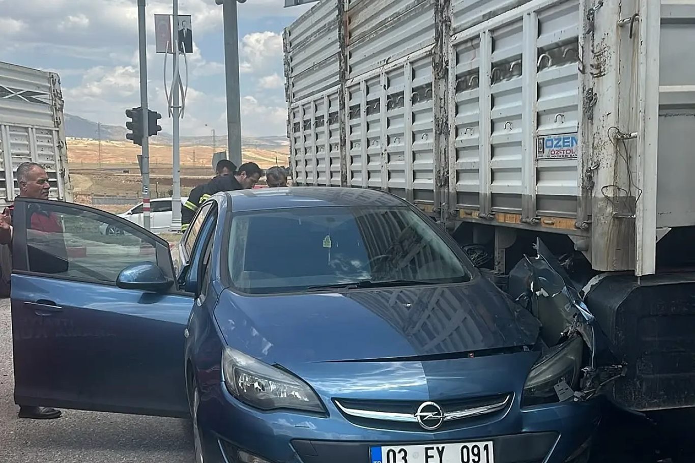 Siirt'te korkutan kaza: Otomobil tır'ın yakıt deposuna çarptı