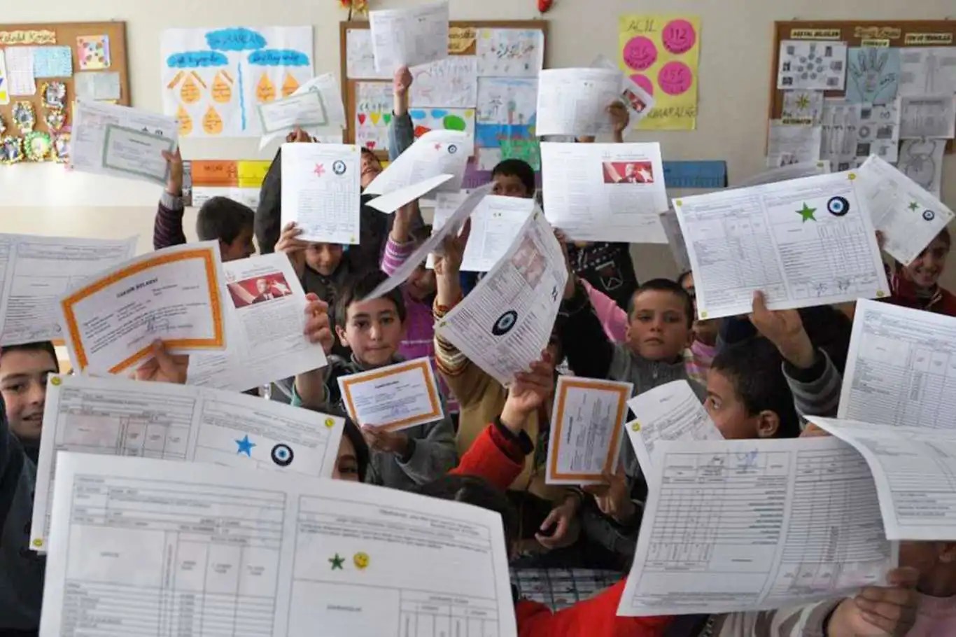 Yaklaşık 19 milyon öğrenci bugün karne alıyor
