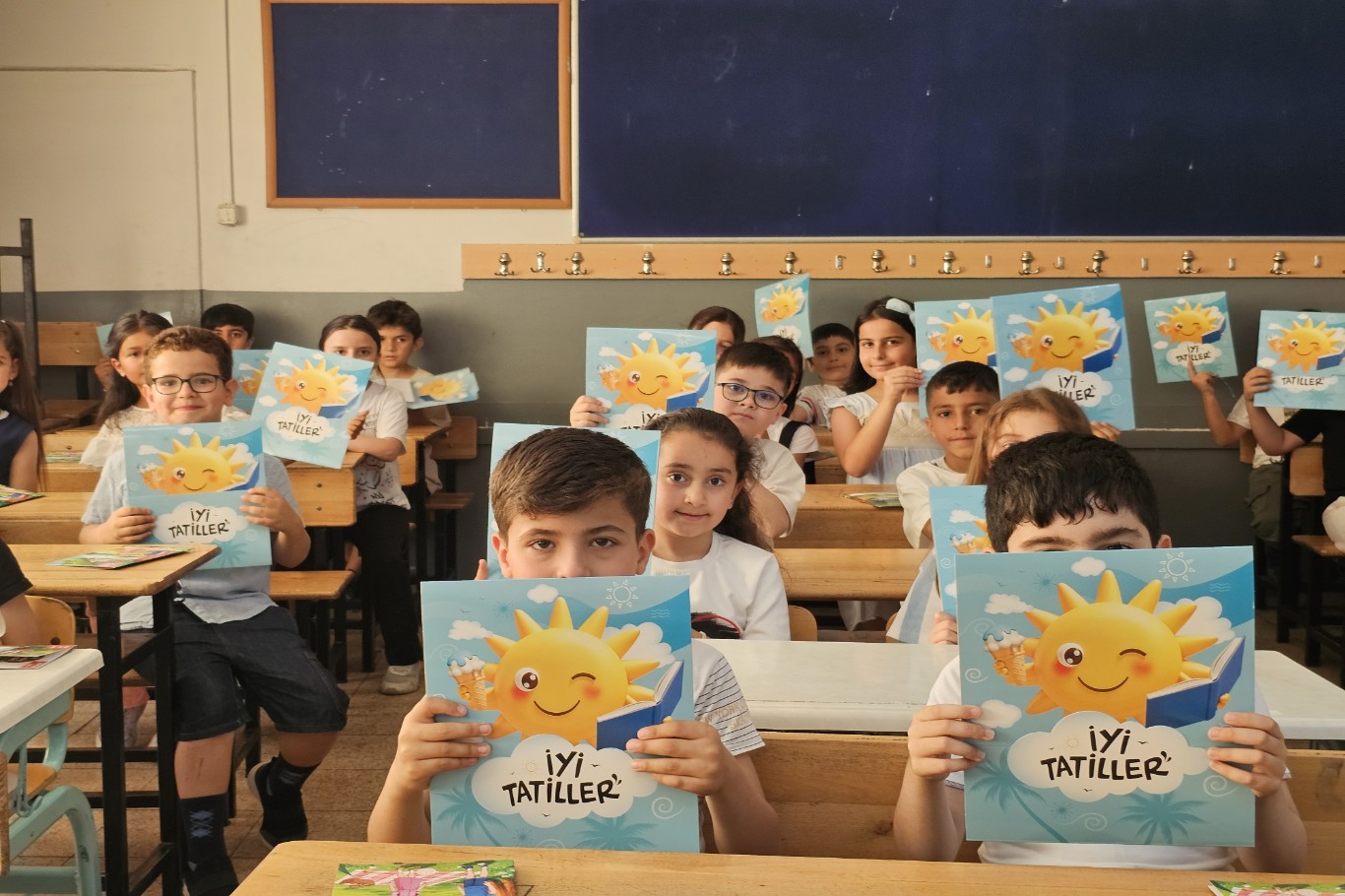 Bursa’da öğrenciler yaz tatiline karne sevinciyle başladılar