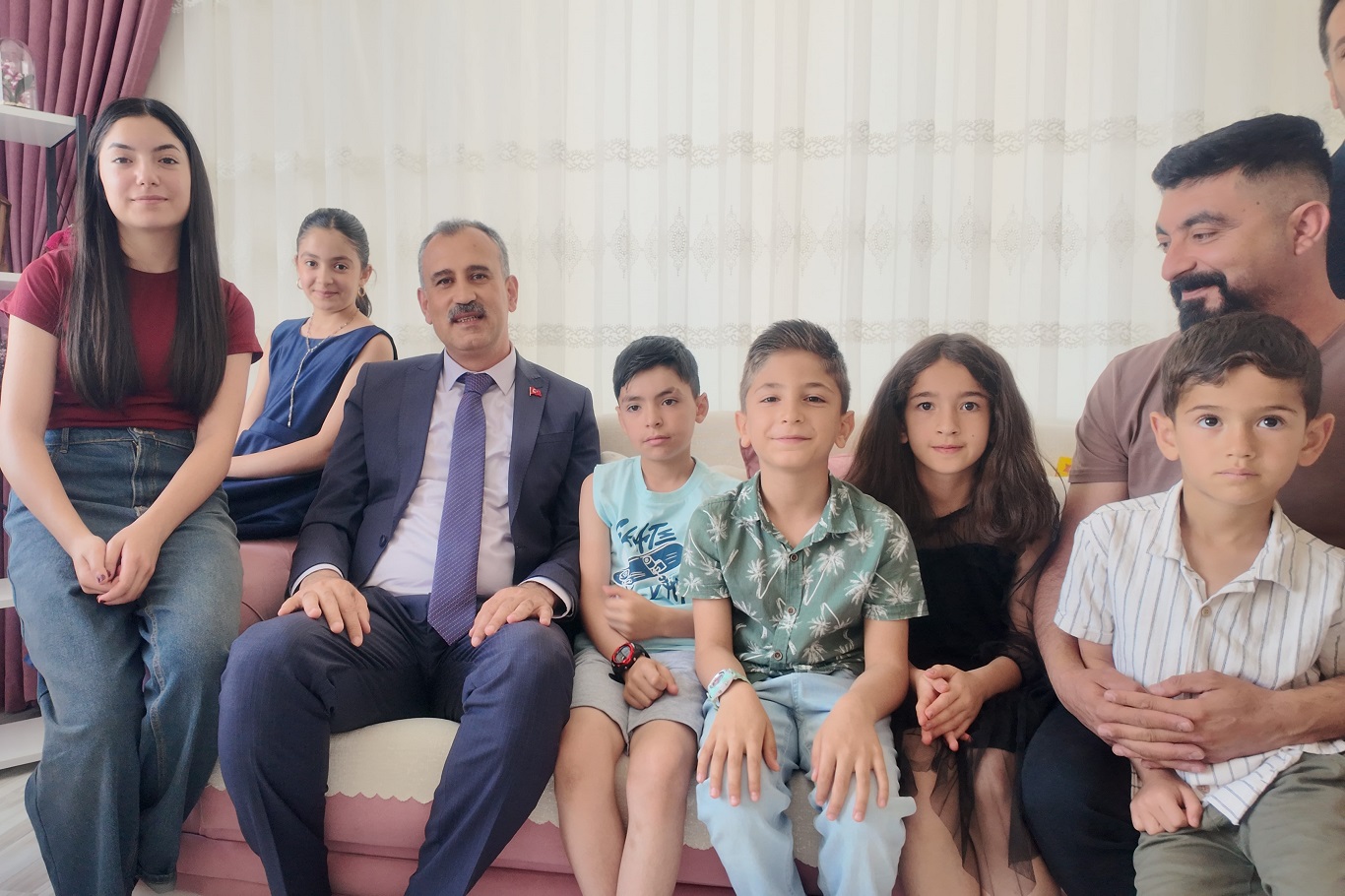 Ağrı Valisi Önder Bozkurt'tan evde eğitim gören Elif'e karne sürprizi