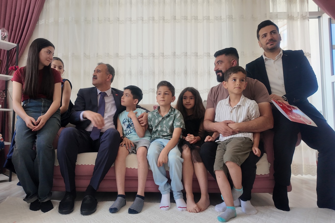 Ağrı Valisi Önder Bozkurt'tan evde eğitim gören Elif'e karne sürprizi