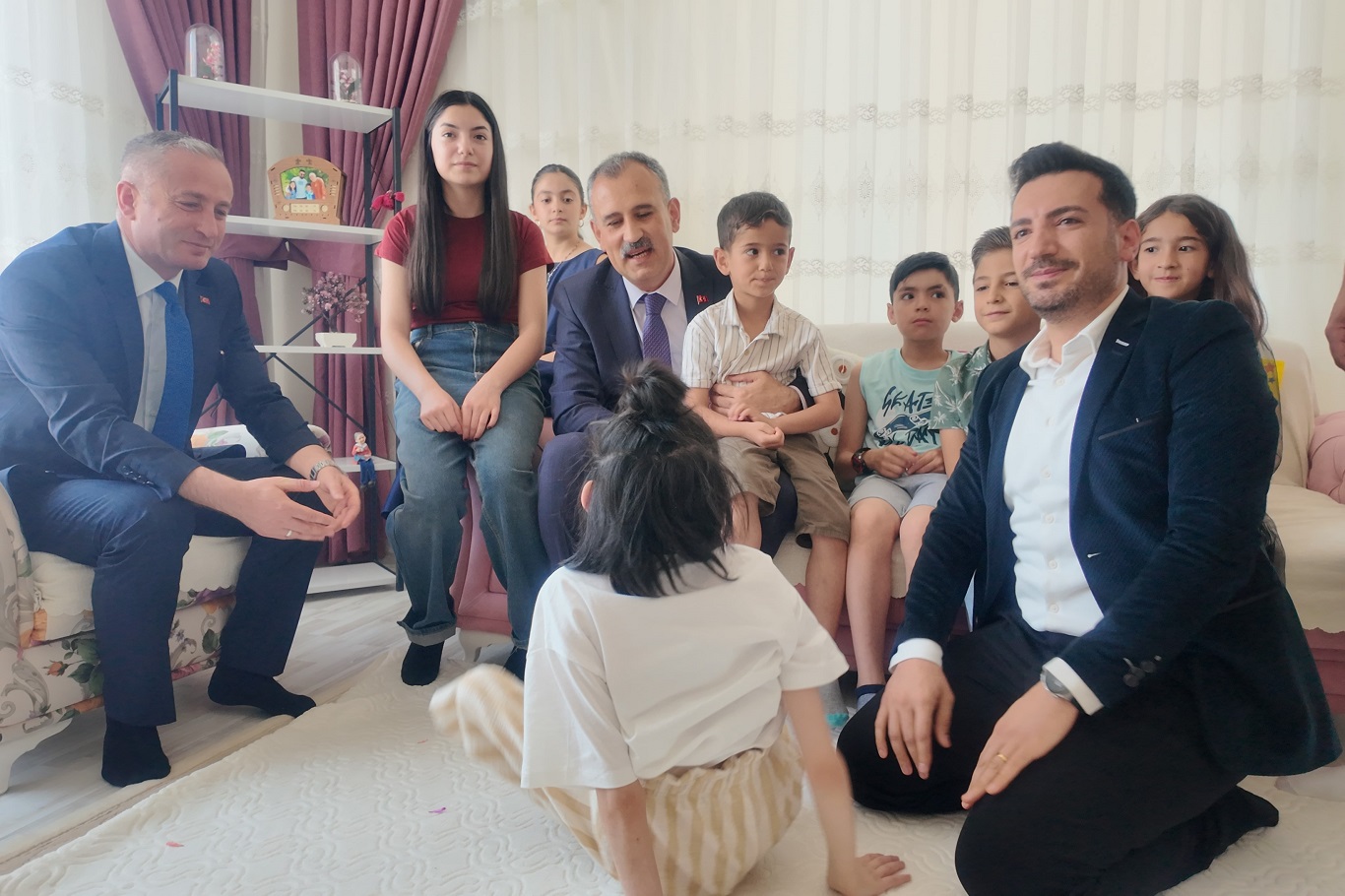 Ağrı Valisi Önder Bozkurt'tan evde eğitim gören Elif'e karne sürprizi
