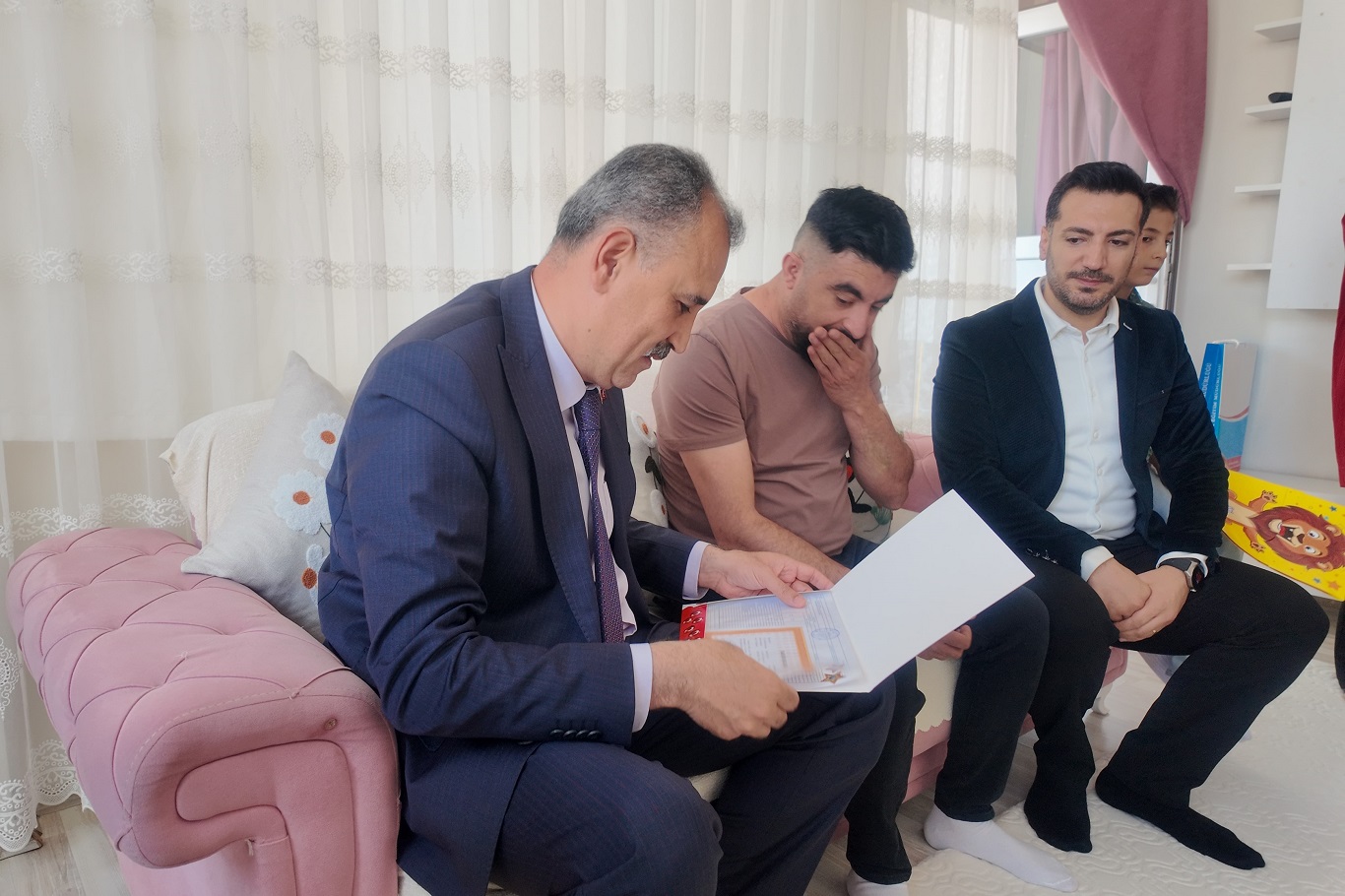 Ağrı Valisi Önder Bozkurt'tan evde eğitim gören Elif'e karne sürprizi