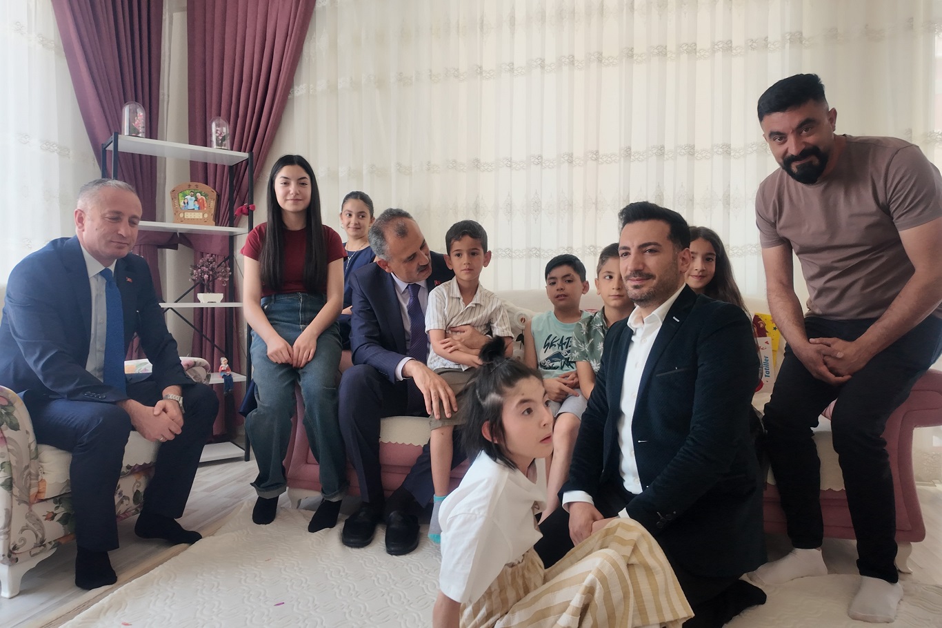 Ağrı Valisi Önder Bozkurt'tan evde eğitim gören Elif'e karne sürprizi