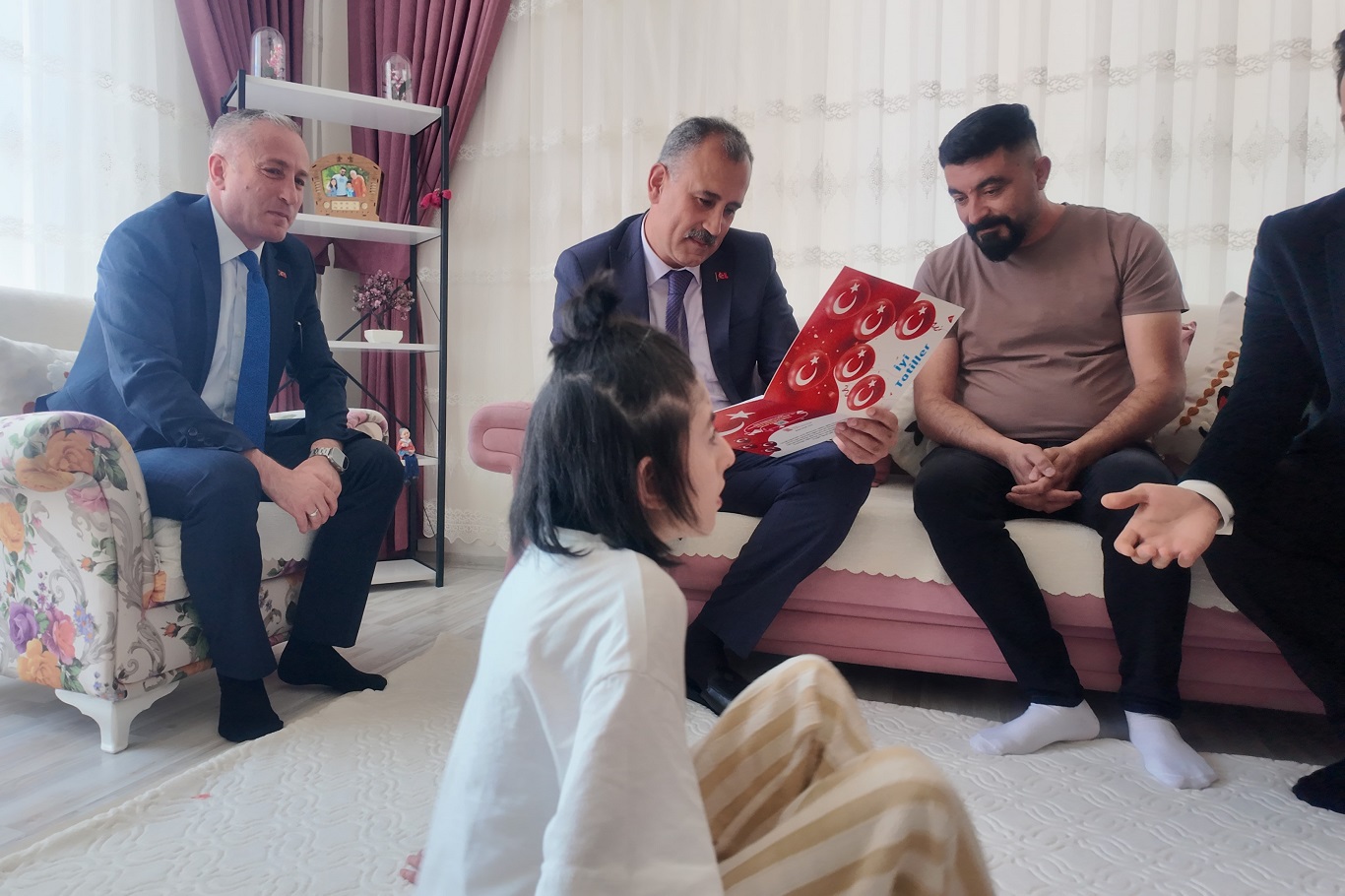 Ağrı Valisi Önder Bozkurt'tan evde eğitim gören Elif'e karne sürprizi