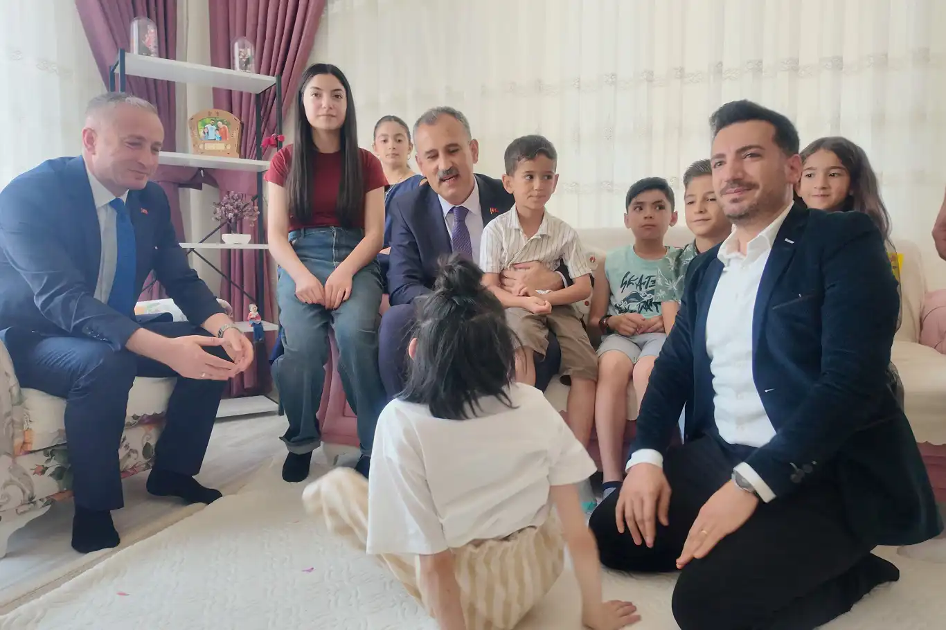 Ağrı Valisi Önder Bozkurt'tan evde eğitim gören Elif'e karne sürprizi