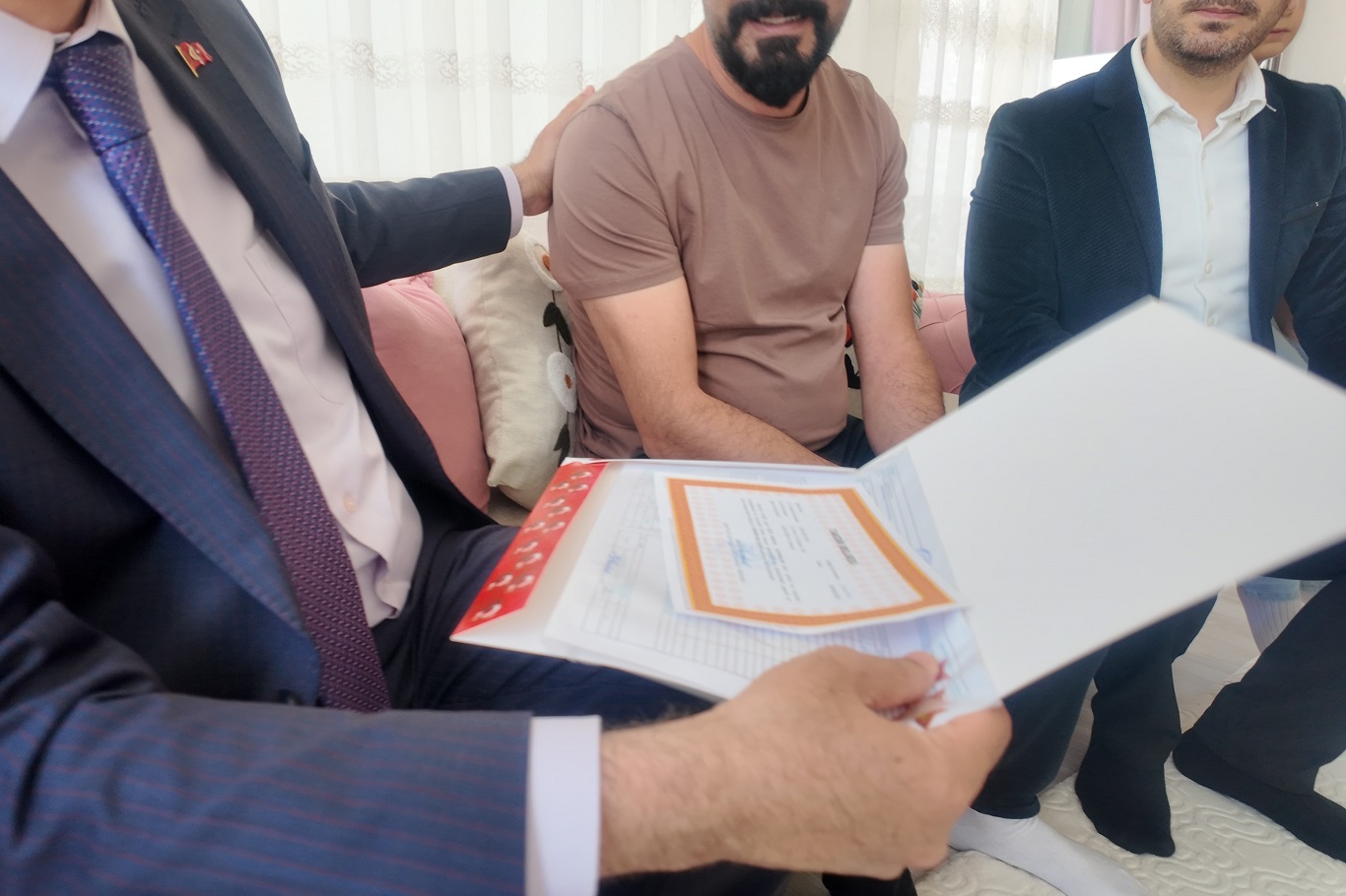 Ağrı Valisi Önder Bozkurt'tan evde eğitim gören Elif'e karne sürprizi