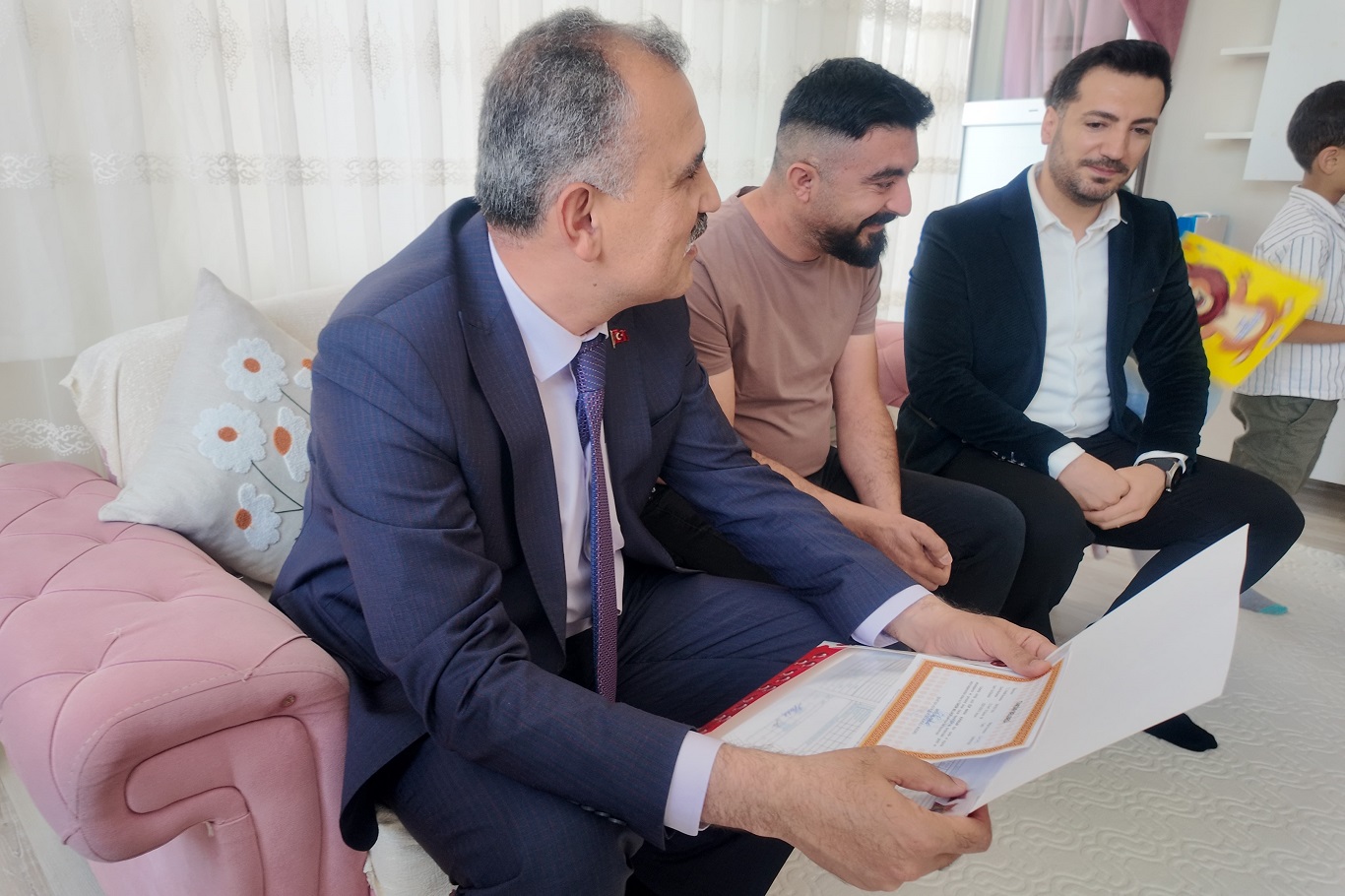 Ağrı Valisi Önder Bozkurt'tan evde eğitim gören Elif'e karne sürprizi