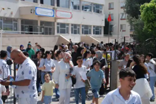 İzmir’de öğrenciler karne aldı, yaz tatili heyecanı başladı
