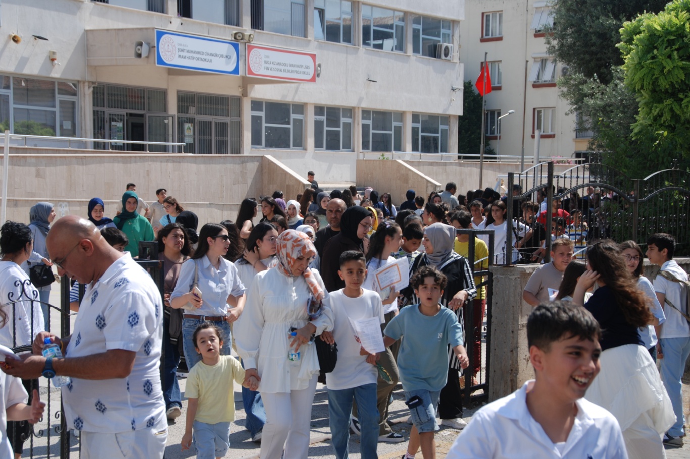 İzmir’de öğrenciler karne aldı, yaz tatili heyecanı başladı