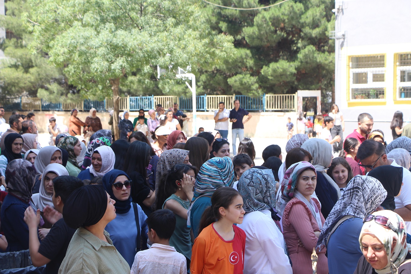Mardin'de 235 bin öğrenci karnesine kavuştu