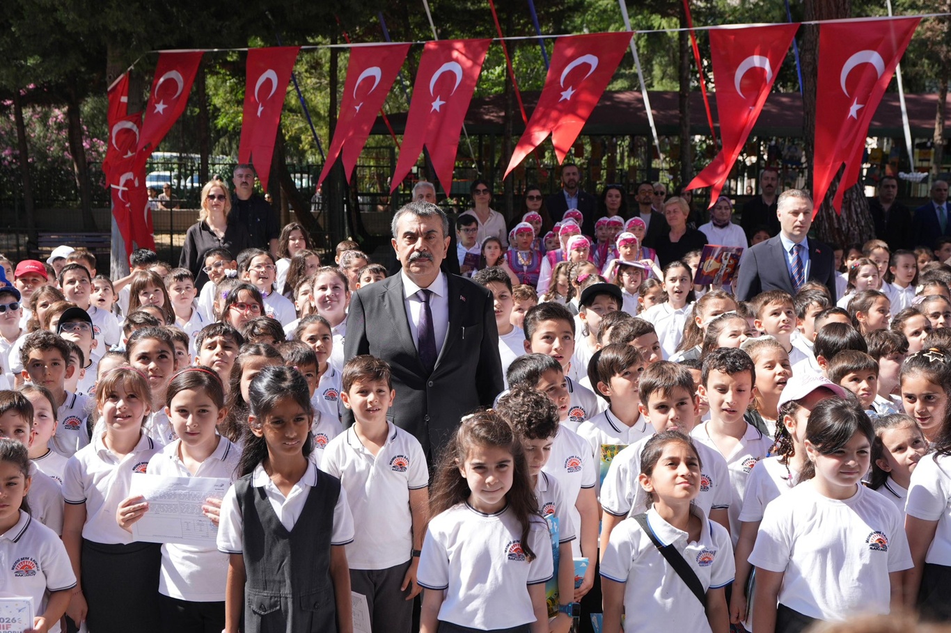 Bakan Tekin'den velilere  yaz aylarında çocuklarına örnek olma çağrısı