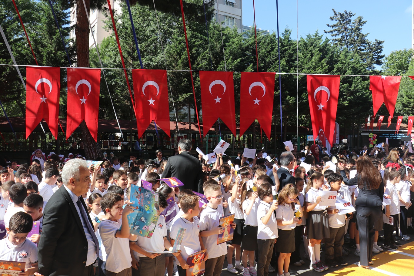 Bakan Tekin'den velilere  yaz aylarında çocuklarına örnek olma çağrısı
