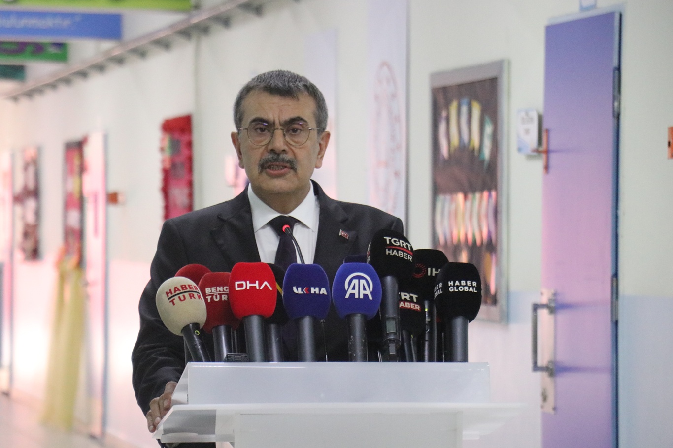 Bakan Tekin'den velilere  yaz aylarında çocuklarına örnek olma çağrısı