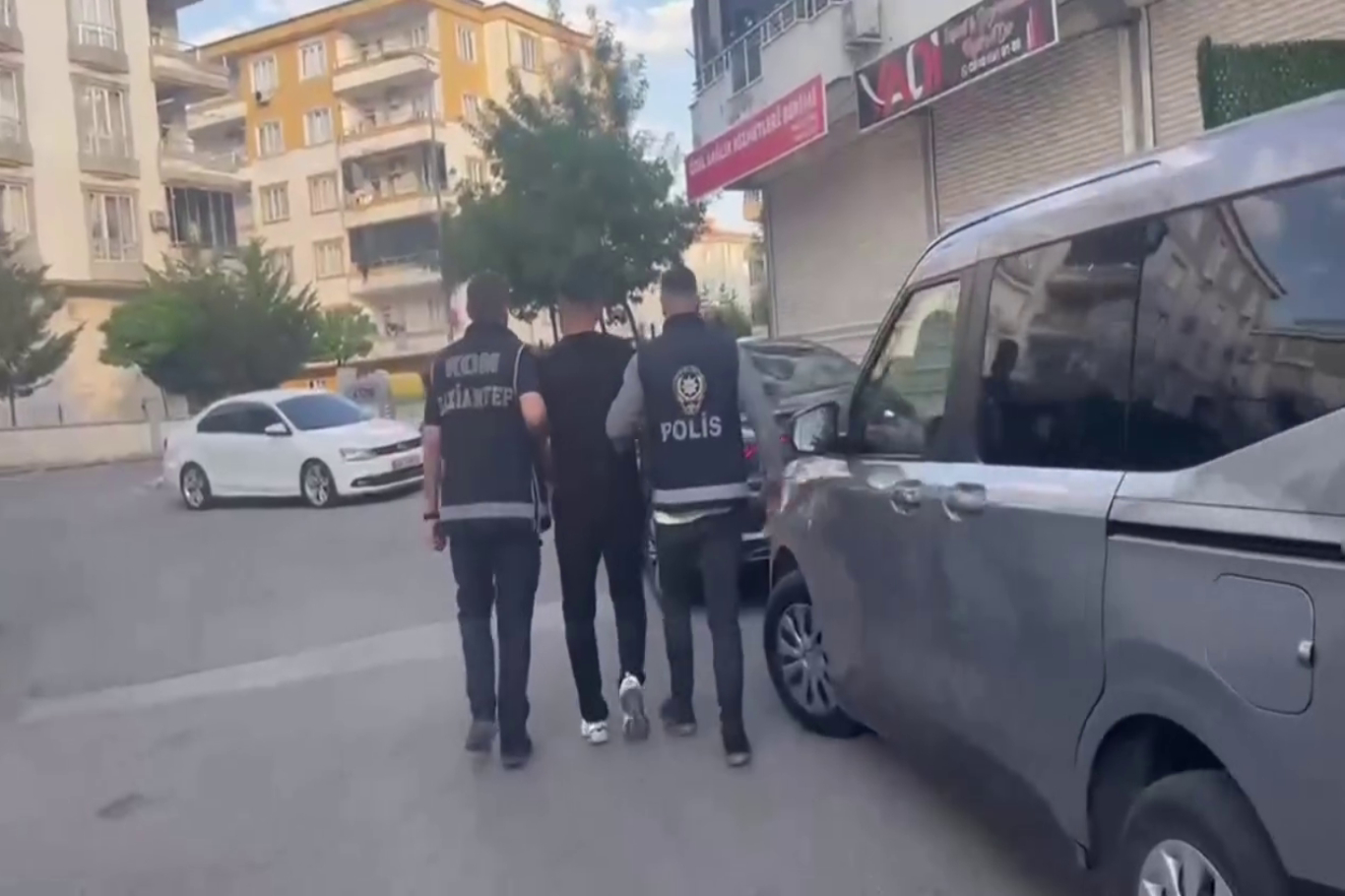 Gaziantep merkezli "POLATLAR" silahlı suç örgütüne operasyon: 20 gözaltı
