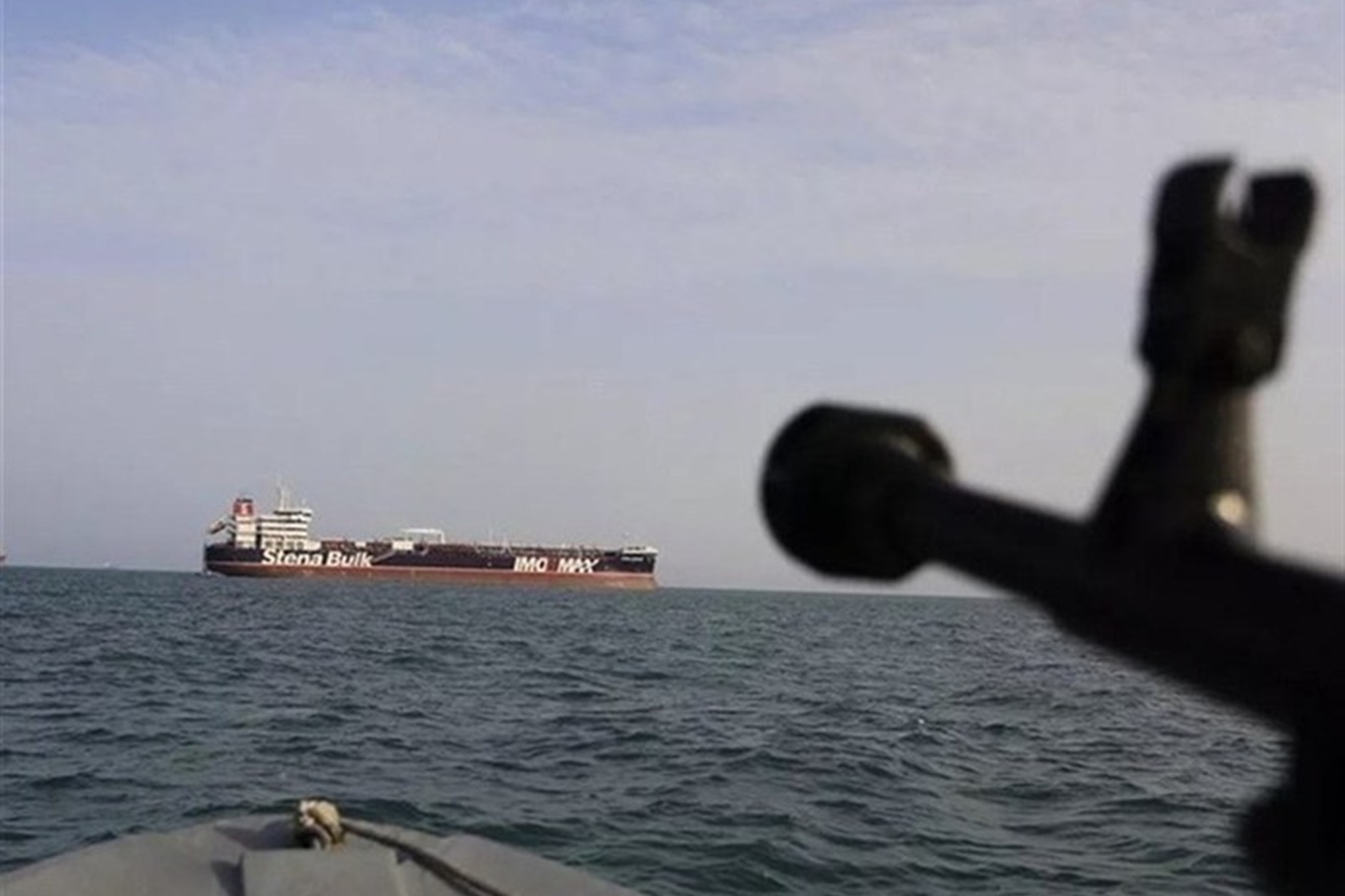 دەسەڵاتدارانی ئێران بیرخستنەوەیەک سەبارەت بە گەرووی هورمز بڵاودەکەنەوە: تێپەڕین تەنیا لە ڕێگەی ئەو ڕێگایانەی کە تاران پەسەندی کردووە ڕێگەپێدراوە