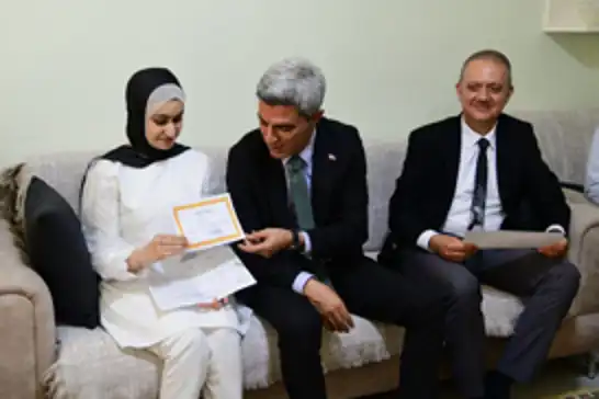 Azmiyle mezun olan özel eğitim öğrencisinin karnesi evinde teslim edildi
