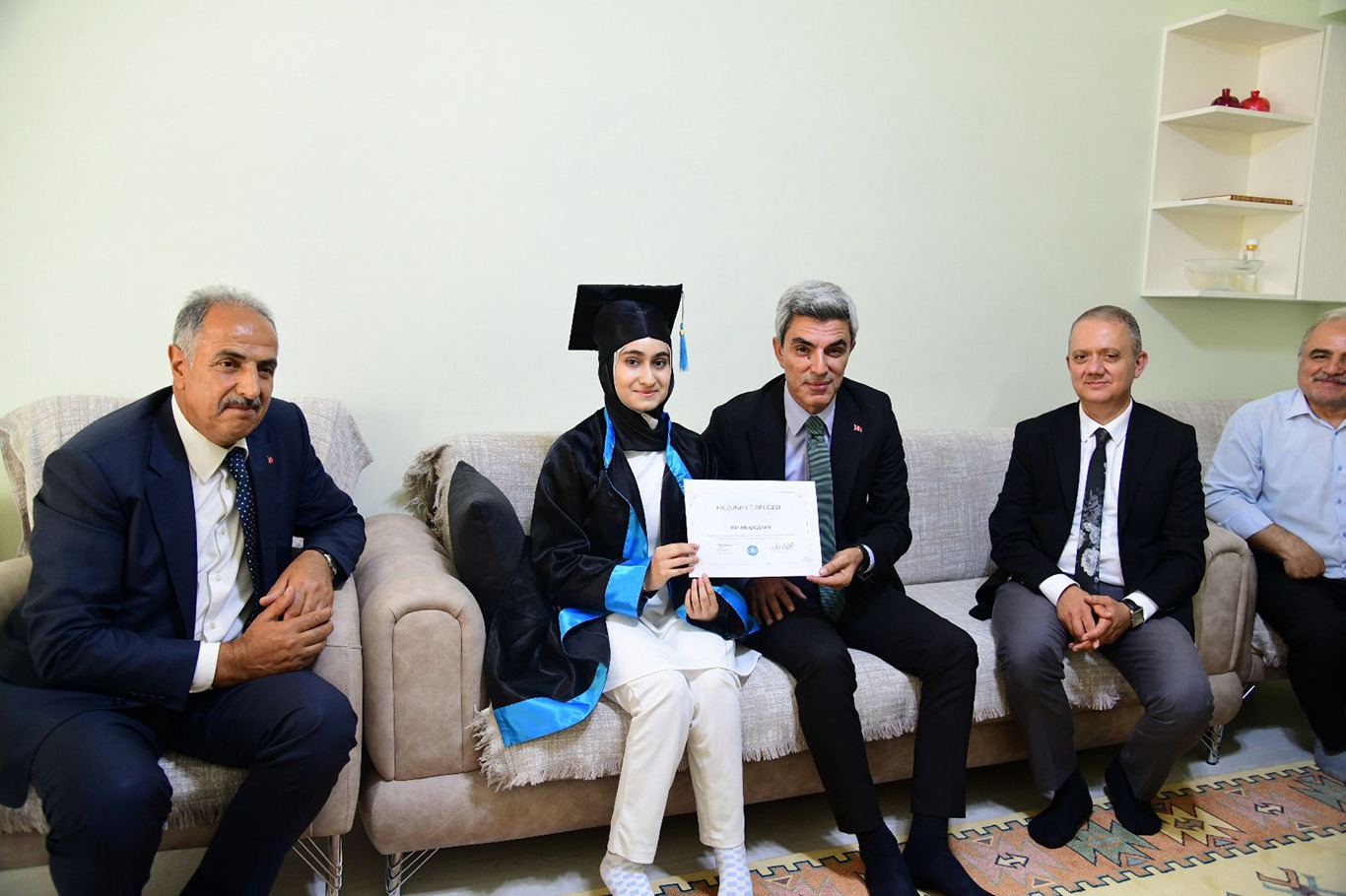 Azmiyle mezun olan özel eğitim öğrencisinin karnesi evinde teslim edildi